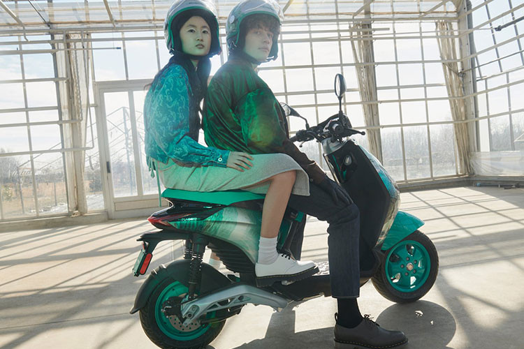 Giá xe Piaggio 1 2023 chạy điện tại châu Âu được niêm yết ở mức 2899 euro (tương đương khoảng 74,4 triệu đồng) khi quy đổi ra tiền Việt theo tỷ giá hiện tại. Dự đoán, mẫu xe này sẽ khó được đưa về Việt Nam.