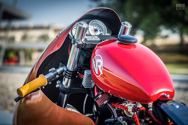 Thể lệ của cuộc thi cũng khá thoáng, chỉ cần giữ cho động cơ ở trạng thái nguyên bản là được. Sau hàng giờ đồng hồ phác thảo cùng tranh cãi, bất chợt tôi và Alan nghĩ đến việc trang bị cho xe một hệ thống nạp turbo, vẫn đảm bảo theo sát luật chơi mà lại tạo nên một chiếc mạnh mẽ.