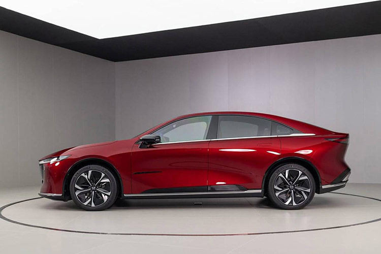 Mẫu xe sedan Mazda EZ-6 2025 có thiết kế mang hơi hướng thể thao với trần xe vuốt dốc kiểu fastback và cánh gió liền cốp mở chủ động. Đầu xe gây ấn tượng với cụm lưới tản nhiệt giả có thiết kế kiểu 3D, đi kèm dải đèn LED phát sáng ở quanh viền.