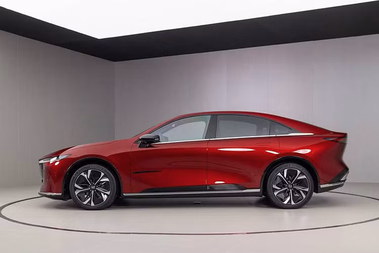 Mẫu xe sedan Mazda EZ-6 2025 có thiết kế mang hơi hướng thể thao với trần xe vuốt dốc kiểu fastback và cánh gió liền cốp mở chủ động. Đầu xe gây ấn tượng với cụm lưới tản nhiệt giả có thiết kế kiểu 3D, đi kèm dải đèn LED phát sáng ở quanh viền.