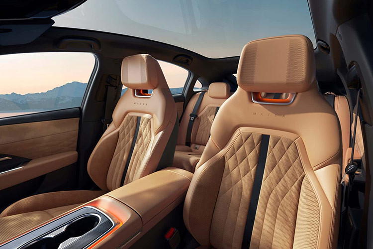 Mẫu sedan thuần điện này được trang bị hệ thống hỗ trợ lái xe tự động Level 2.5, chip Qualcomm SA8155P 7nm, 4 camera toàn cảnh độ phân giải cao và 12 radar siêu âm hiệu suất cao. Nhờ những trang bị này mà người dùng có thể thao tác đỗ xe tự động, đỗ xe từ xa, đỗ xe thông minh từ xa và đỗ xe theo dấu vết.