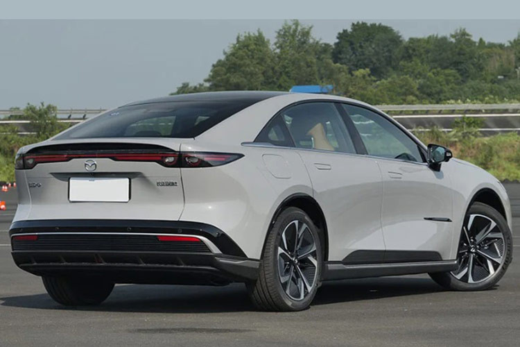 Phiên bản thuần điện của Mazda EZ-6 được trang bị động cơ điện MSED04 190 kW đặt ở trục sau với hai lựa chọn pin 56.1 kWh hoặc 68.8 kWh, cho phạm vi di chuyển lần lượt là 480 km hoặc 600 km. Pin là loại lithium iron phosphate và có thể sạc từ 30% đến 80% dung lượng trong 15 phút.