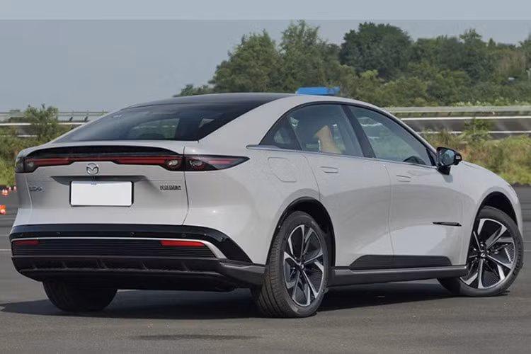 Phiên bản thuần điện của Mazda EZ-6 được trang bị động cơ điện MSED04 190 kW đặt ở trục sau với hai lựa chọn pin 56.1 kWh hoặc 68.8 kWh, cho phạm vi di chuyển lần lượt là 480 km hoặc 600 km. Pin là loại lithium iron phosphate và có thể sạc từ 30% đến 80% dung lượng trong 15 phút.