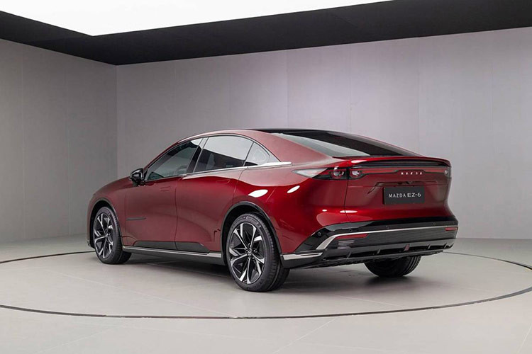 Ở hai bên là cụm đèn chiếu sáng ban ngày thanh mảnh mang đặc trưng của Mazda. Trong khi đó, đèn pha chính được tách rời, đặt thấp xuống phía dưới. Phía sau, đèn hậu vẫn giữ lại 2 vòng tròn LED đặc trưng mỗi bên nhưng được bổ sung thêm dải LED vắt ngang nắp cốp.