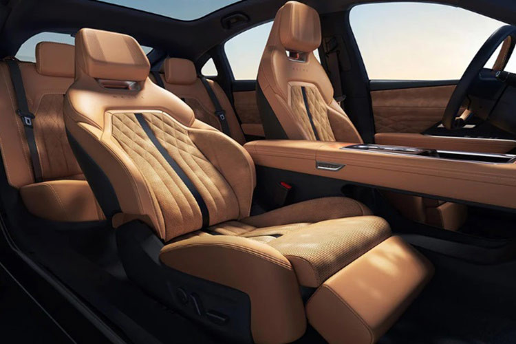 Xe được trang bị hệ thống âm thanh Sony cao cấp thay vì dàn loa Bose như các mẫu Mazda thông thường. Bên cạnh đó, mẫu sedan này cũng có cả đèn viền nội thất. EZ-6 cũng được áp dụng công nghệ trí tuệ nhân tạo và điện hóa hàng đầu của Changan Automobile.