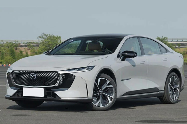 Phiên bản EREV sẽ được trang bị động cơ JL473QJ 1.5 lít với công suất tối đa 70 kW, công suất đến bánh xe là từ động cơ điện 160 kW. Tùy thuộc vào dung lượng pin, phạm vi hoạt động thuần điện của xe sẽ là 130 km hoặc 200 km và phạm vi tổng là 1.301 km. Phiên bản EREV có thể sạc từ 30% đến 80% trong 20 phút. Mức giá xe Mazda EZ-6 2025 từ 160.000 đến 200.000 nhân dân tệ (tương đương 561 đến 702 triệu đồng).