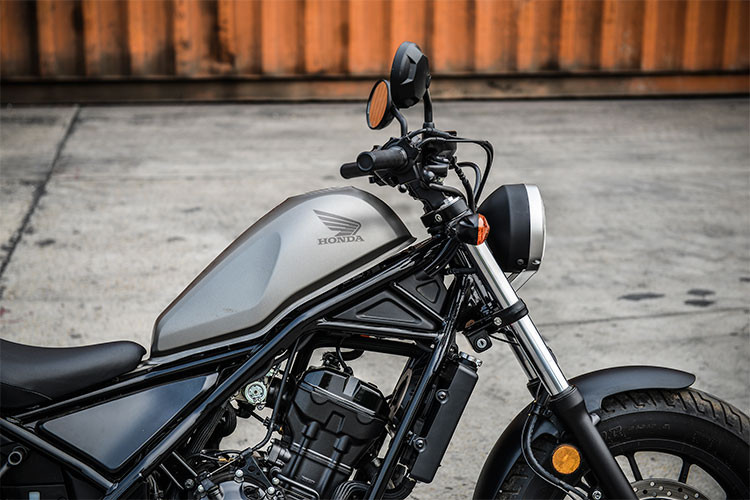 Rebel 300 sử dụng kết cấu khung mới mang hơi hướng bobber, đây cũng là điểm mới của dòng xe môtô này khi mà xu hướng cá nhân hoa của người chơi xe ngày càng nhiều hơn. Dung tích bình xăng của xe là 11,2 lít thiết kế sắc sảo và như dựng đứng lên, trọng lượng không tải khoảng 190 kg. Hướng tới sự dễ lái, xe cũng được trang bị ghi-đông cao và rộng.