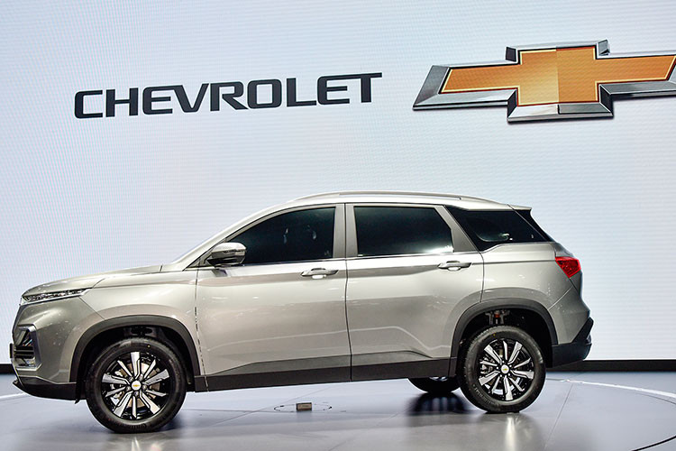 So với Baojun 530, Chevrolet Captiva 2019 gần như giống hệt về cả thiết kế, kích thước lẫn động cơ. Theo đó, mẫu crossover cỡ C này sở hữu chiều dài 4.655 mm, rộng 1.835 mm, cao 1.760 mm và chiều dài cơ sở 2.750 mm. Như vậy, Chevrolet Captiva mới ngắn hơn 18 mm, hẹp hơn 14 mm, cao hơn 4 mm trong khi chiều dài cơ sở tăng 43 mm so với bản cũ, hứa hẹn không gian nội thất rộng rãi hơn.