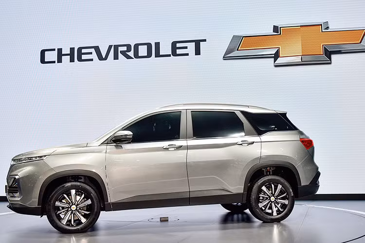 So với Baojun 530, Chevrolet Captiva 2019 gần như giống hệt về cả thiết kế, kích thước lẫn động cơ. Theo đó, mẫu crossover cỡ C này sở hữu chiều dài 4.655 mm, rộng 1.835 mm, cao 1.760 mm và chiều dài cơ sở 2.750 mm. Như vậy, Chevrolet Captiva mới ngắn hơn 18 mm, hẹp hơn 14 mm, cao hơn 4 mm trong khi chiều dài cơ sở tăng 43 mm so với bản cũ, hứa hẹn không gian nội thất rộng rãi hơn.