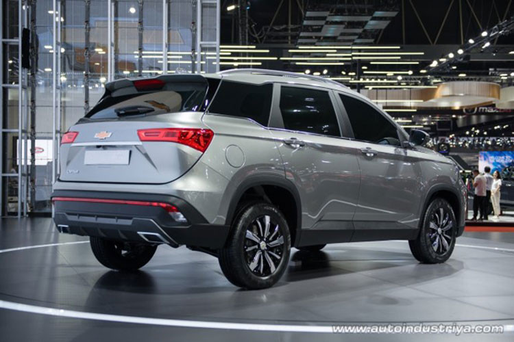 Bên sườn của mẫu SUV cỡ C này xuất hiện bộ vành 17 inch với thiết kế hợp kim 5 chấu kép giống với loại dùng cho Wuling Almaz ở Indonesia. Riêng chiếc Chevrolet Captiva 2019 màu vàng xuất hiện trong triển lãm xe Bangkok 2019 được trang bị bộ vành Vossen 10 chấu kép màu đen.