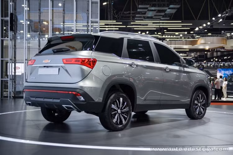 Bên sườn của mẫu SUV cỡ C này xuất hiện bộ vành 17 inch với thiết kế hợp kim 5 chấu kép giống với loại dùng cho Wuling Almaz ở Indonesia. Riêng chiếc Chevrolet Captiva 2019 màu vàng xuất hiện trong triển lãm xe Bangkok 2019 được trang bị bộ vành Vossen 10 chấu kép màu đen.