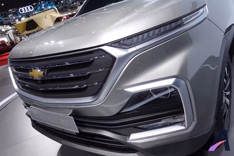 Về thiết kế, Chevrolet Captiva 2019 được trang bị nhiều chi tiết mạ crôm như viền lưới tản nhiệt và hốc đèn sương mù. Trong khi đó, cụm đèn pha được thiết kế thanh mảnh dạng "mắt híp", nối liền với lưới tản nhiệt. Riêng lưới tản nhiệt của Chevrolet Captiva 2019 tại Thái Lan đi kèm 3 nan nằm ngang khác biệt so với Baojun 530.