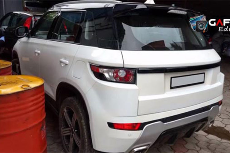 Các chi tiết khác của xe như đèn hậu và cản sau dù không được hoàn chỉnh như đầu xe nhưng tỉ lệ chênh lệch với bản chính cũng khá ít. Bộ mâm cùng các chi tiết nhỏ ở ngoại hình xe cũng được làm khá tốt dù chưa được chủ nhân gắn logo của chiếc Range Rover Evoque 2018 xịn lên.