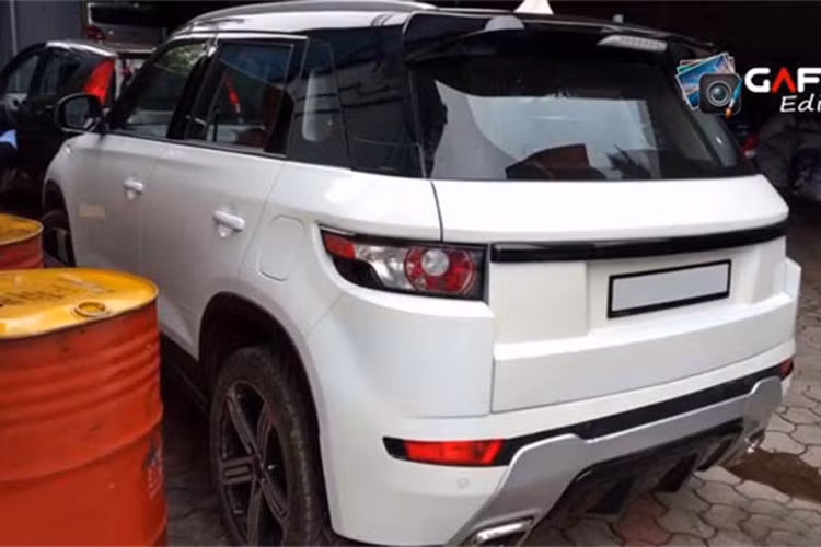 Các chi tiết khác của xe như đèn hậu và cản sau dù không được hoàn chỉnh như đầu xe nhưng tỉ lệ chênh lệch với bản chính cũng khá ít. Bộ mâm cùng các chi tiết nhỏ ở ngoại hình xe cũng được làm khá tốt dù chưa được chủ nhân gắn logo của chiếc Range Rover Evoque 2018 xịn lên.