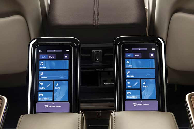 Ngoài ra, điều khiển màn hình cảm ứng không dây cho hàng ghế thương gia giúp khách hàng điều chỉnh các tính năng như hệ thống âm thanh, điều hòa, đèn trần xe, rèm trần, rèm cửa sổ và các tiện nghi khác một cách dễ dàng. Một tính năng đặc biệt trên Alphard và cũng là tính năng duy nhất trong các mẫu xe MPV tại Việt Nam là ổ cắm điện 220V với công suất tối đa lên tới 1500W (trên phiên bản Hybrid).