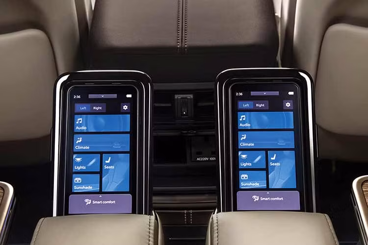 Ngoài ra, điều khiển màn hình cảm ứng không dây cho hàng ghế thương gia giúp khách hàng điều chỉnh các tính năng như hệ thống âm thanh, điều hòa, đèn trần xe, rèm trần, rèm cửa sổ và các tiện nghi khác một cách dễ dàng. Một tính năng đặc biệt trên Alphard và cũng là tính năng duy nhất trong các mẫu xe MPV tại Việt Nam là ổ cắm điện 220V với công suất tối đa lên tới 1500W (trên phiên bản Hybrid).