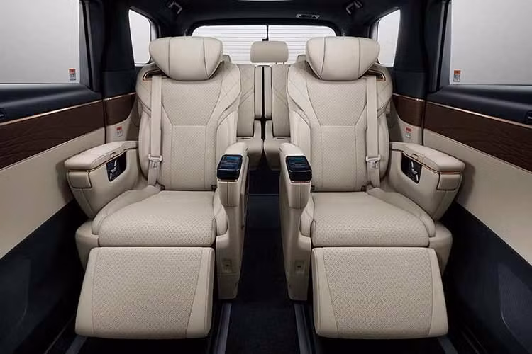 Toyota Alphard 2023 được trang bị các tính năng an toàn tiên tiến nhất hiện nay với gói công nghệ an toàn chủ động Toyota Safety Sense trên cả hai phiên bản bao gồm những tính năng hỗ trợ bảo vệ tối đa cho người lái và hành khách trên xe như: Cảnh báo tiền va chạm (PCS), Cảnh báo lệch làn đường (LDA) và Hỗ trợ giữ làn đường (LTA), Đèn chiếu xa tự động thích ứng (AHS)... và 8 cảm biến hỗ trợ đỗ xe kèm 6 túi khí,…