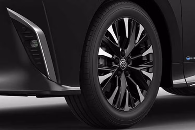 Tay nắm cửa trước mạ cờ-rôm được trang bị cảm biến mở/khóa thông minh, trong khi đó, tay nắm cửa sau có nút bấm mở/đóng cửa giúp việc ra vào xe dễ dàng hơn. Đặc biệt, hệ thống cửa trượt điện được cải tiến để giảm hoàn toàn tiếng động khi đóng mở, mang lại sự tiện nghi thoải mái cho chủ nhân. Cốp xe được trang bị nút bấm đóng/mở điện ở 2 bên phía sau xe giúp thuận tiện trong quá trình sử dụng.