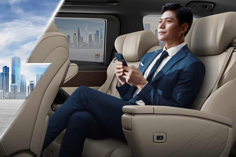 Đặc biệt, hệ thống Hỗ trợ rời xe an toàn (SEA) được trang bị trên Alphard sẽ đưa ra cảnh báo trên gương chiếu hậu ngoài xe, màn hình đa thông tin, âm thanh cảnh báo và đồng thời hạn chế/ hủy thao tác mở cửa trượt nếu có nguy cơ cao xảy ra va chạm với phương tiện đang tiếp cận, qua đó hỗ trợ tránh va chạm, giảm thiểu thiệt hại tối đa với phương tiện tiếp cận phía sau. Bên cạnh đó là hệ thống phanh hỗ trợ đỗ xe (PKSB).