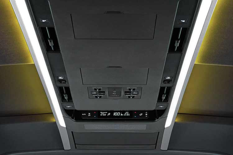 Vị trí người lái cũng được trang bị những tiện nghi hàng đầu hỗ trợ quá trình điều khiển xe. Cụm đồng hồ táp lô 12.3” kỹ thuật số hiển thị các thông tin rõ nét giúp người lái dễ dàng quan sát. Màn hình đa thông tin được chia thành 3 khu vực riêng biệt và cho phép người lái tùy chọn thông tin hiển thị để có thể xem nhiều nguồn thông tin cùng lúc.