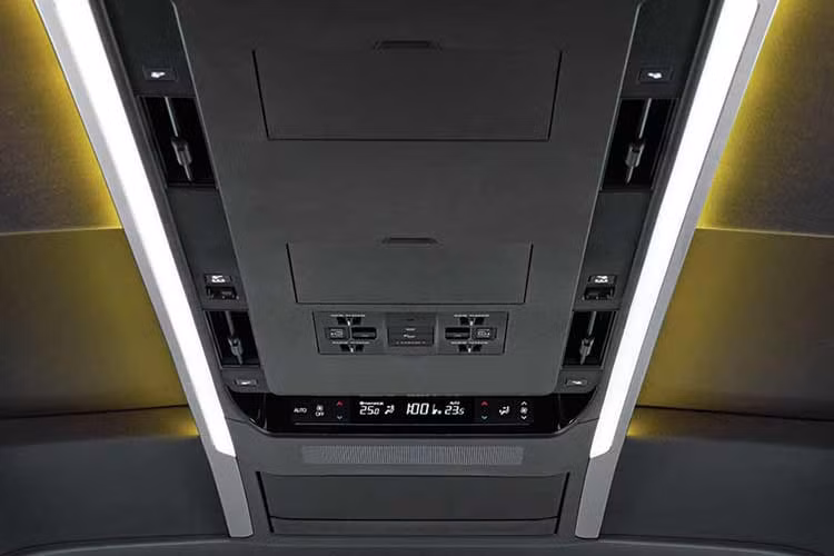 Vị trí người lái cũng được trang bị những tiện nghi hàng đầu hỗ trợ quá trình điều khiển xe. Cụm đồng hồ táp lô 12.3” kỹ thuật số hiển thị các thông tin rõ nét giúp người lái dễ dàng quan sát. Màn hình đa thông tin được chia thành 3 khu vực riêng biệt và cho phép người lái tùy chọn thông tin hiển thị để có thể xem nhiều nguồn thông tin cùng lúc.