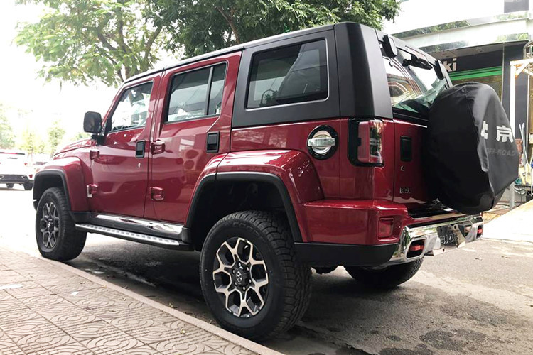 So với BJ40L tiêu chuẩn, BAIC BJ40L Plus có chắn bùn mở rộng khiến mẫu SUV nhái Jeep Wrangler này trông giống Hummer hơn. Trên đầu của mẫu xe BAIC BJ40L Plus 2019 xuất hiện lưới tản nhiệt theo phong cách đặc trưng của Jeep. Ngoài ra, xe còn có cản trước/sau mới được sơn trùng màu thân xe.