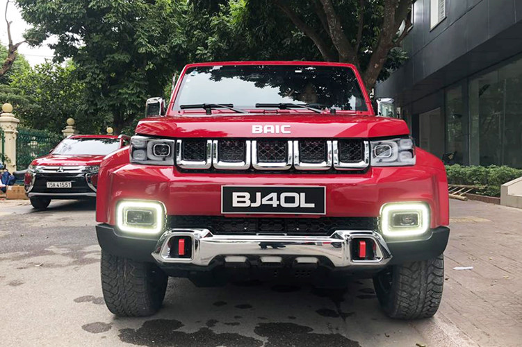 Bên sườn của của BAIC BJ40L Plus mới xuất hiện bộ vành 6 chấu kép bóng sáng. Thêm vào đó là vỏ gương ngoại thất mạ crôm và viền cửa sổ thứ ba màu đen. Đặc biệt, nóc của BAIC BJ40L Plus 2018 trên đầu người lái và hành khách phía trước có thể tháo rời ra như xe mui trần.