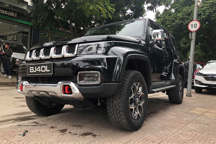 Được biết, giá xe BAIC BJ40L Plus mới sẽ được công bố trong tháng 3/2019 này, hiện tại, nhiều thông tin rò rỉ cho rằng BJ40L sẽ bán ra từ 938 triệu đồng. BAIC BJ40L vẫn là một cái tên khá mới lạ với người tiêu dùng Việt, tuy nhiên khi được gắn mác xe Trung Quốc giá rẻ về Việt Nam nó sẽ khó có chỗ đứng lâu dài.