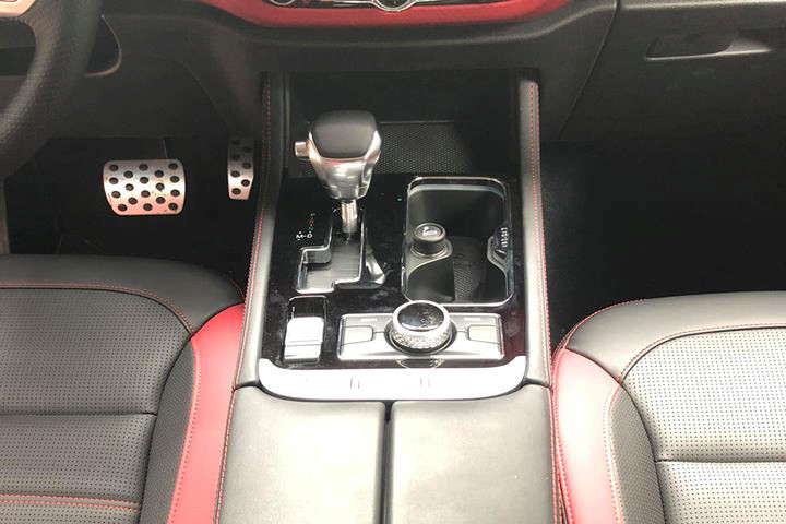 Đầu tiên sẽ là khối động cơ diesel 4 xi-lanh, tăng áp, dung tích 2.0 lít, sản sinh công suất tối đa 150 mã lực và mô-men xoắn cực đại 350 Nm. Thứ hai là động cơ xăng 4 xi-lanh, tăng áp, dung tích 2.0 lít với công suất tối đa 204 mã lực và mô-men xoắn cực đại 280 Nm.