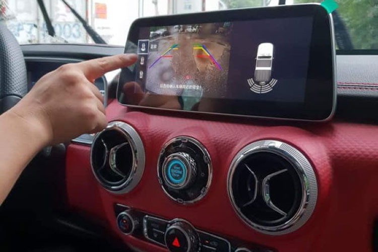 Khoang cabin của BJ40L như một sự hòa trộn giữa các trang bị trên G-Wagen cũ và mới, nó cũng nhận được các cửa điều hòa hình tròn và cụm điều khiển trung tâm nối liền với tay vịn phía trước. Hầu hết các bộ phận trong xe đều được bọc da, xe có 5 chỗ ngồi với các ghế trước chỉnh điện và nhiều tiện nghi khác.