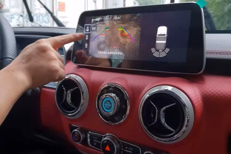 Khoang cabin của BJ40L như một sự hòa trộn giữa các trang bị trên G-Wagen cũ và mới, nó cũng nhận được các cửa điều hòa hình tròn và cụm điều khiển trung tâm nối liền với tay vịn phía trước. Hầu hết các bộ phận trong xe đều được bọc da, xe có 5 chỗ ngồi với các ghế trước chỉnh điện và nhiều tiện nghi khác.