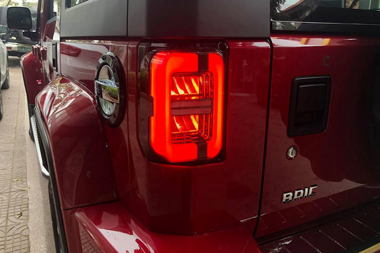 Những điểm đáng chú ý khác trong thiết kế ngoại thất của mẫu xe BAIC BJ40L Plus mới này bao gồm lốp dự phòng trên cửa cốp sau, cụm đèn hậu LED nằm dọc và tấm ốp bảo vệ gầm màu bạc. Tương tự trên đầu xe, tấm ốp bảo vệ gầm phía sau cũng tích hợp 2 móc kéo màu đỏ.