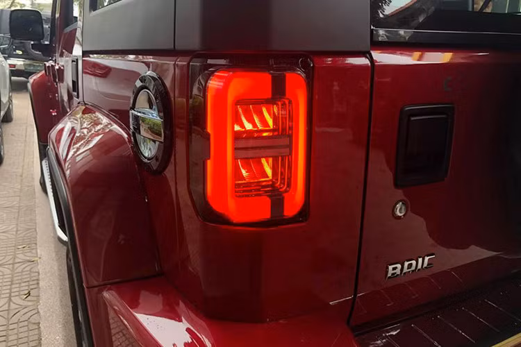 Những điểm đáng chú ý khác trong thiết kế ngoại thất của mẫu xe BAIC BJ40L Plus mới này bao gồm lốp dự phòng trên cửa cốp sau, cụm đèn hậu LED nằm dọc và tấm ốp bảo vệ gầm màu bạc. Tương tự trên đầu xe, tấm ốp bảo vệ gầm phía sau cũng tích hợp 2 móc kéo màu đỏ.