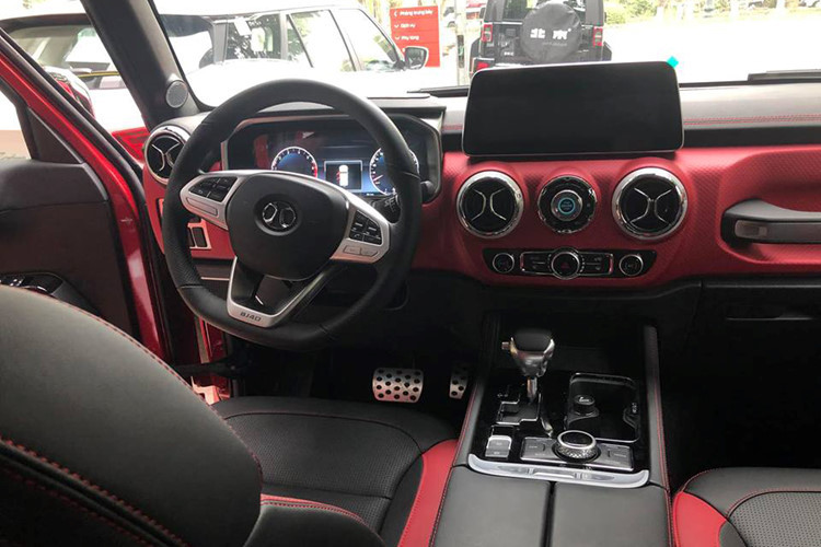 Trong khi bên ngoài có kiểu dáng giống như mẫu xe Jeep Wrangler thì nội thất của BAIC BJ40L Plus mới này lại mang cảm hứng rõ rệt từ Mercedes-Benz, từ các nút điều chỉnh cho đến các mặt đồng hồ đo, thậm chí cả vô lăng ba chấu và màn hình hiển thị 12,3 inch trên bảng táp-lô.