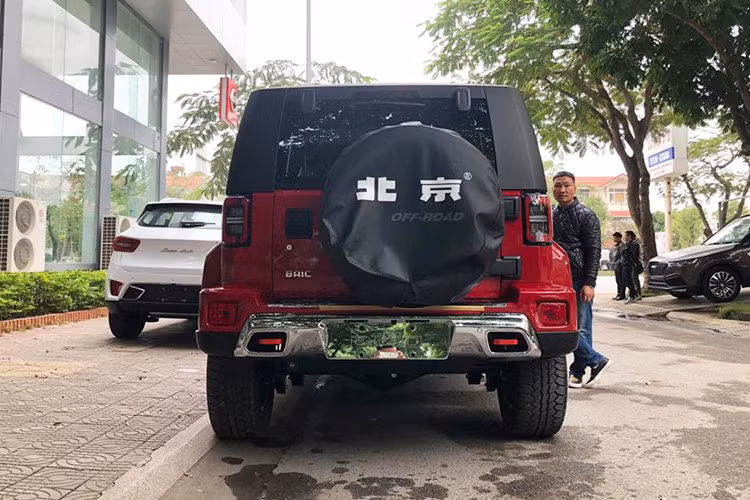 Cuối cùng là động cơ xăng 4 xi-lanh, tăng áp, dung tích 2,3 lít với công suất tối đa 250 mã lực và mô-men xoắn cực đại 350 Nm. Các động cơ này kết hợp với hộp số sàn 5 cấp, 6 cấp và tự động 6 cấp. Tại thị trường Trung Quốc, BAIC BJ40L Plus 2018 có giá dao động từ 159.800 - 189.800 Nhân dân tệ (khoảng 547 - 650 triệu đồng).