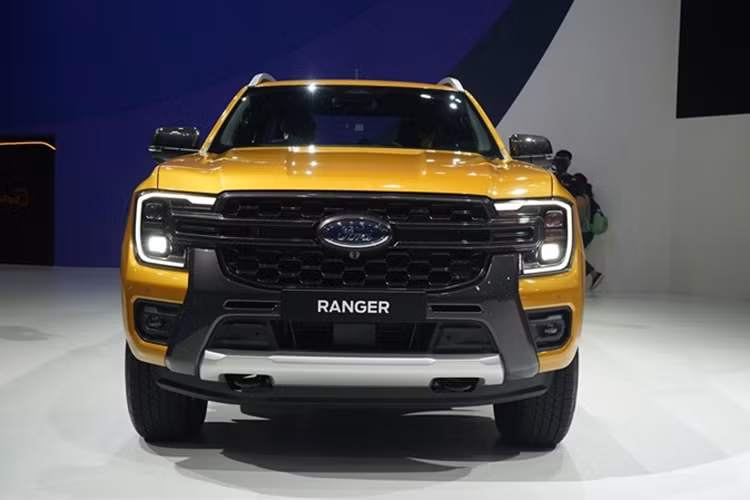 Không chỉ tăng kích thước, Ford Ranger 2022 còn được áp dụng phong cách thiết kế tương tự Maverick và F-150. Có thể thấy rõ điều này qua thiết kế đầu xe với cụm đèn pha hình chữ "C", được bao quanh bằng dải đèn LED định vị ban ngày và ôm lấy lưới tản nhiệt. Ở giữa lưới tản nhiệt là nan kép mới, tích hợp logo của hãng Ford. Ngoài ra, xe còn có đèn sương mù nhỏ nằm ở 2 góc đầu xe và tấm ốp gầm màu bạc.