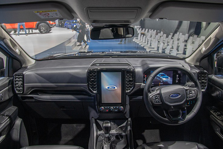 Bước vào bên trong mẫu xe bán tải này, người dùng sẽ choáng ngợp với nội thất gần như lột xác. Bản Sport của Ford Ranger 2022 tại Thái Lan sẽ có ghế bọc da tổng hợp, ghế lái chỉnh điện 6 hướng, ghế phụ lái chỉnh điện 4 hướng, bảng đồng hồ với màn hình đa thông tin 8 inch, 2 ổ điện 12V, sạc điện thoại thông minh không dây, gương chiếu hậu chống chói tích hợp cổng USB, hệ thống điều hòa tự động với cửa gió cho hàng ghế sau, mở cửa không cần chìa khóa và nút bấm khởi động máy.