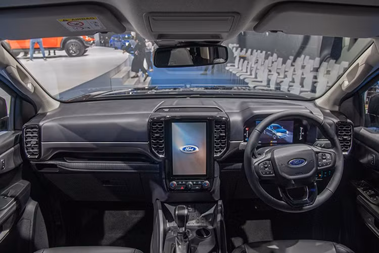 Bước vào bên trong mẫu xe bán tải này, người dùng sẽ choáng ngợp với nội thất gần như lột xác. Bản Sport của Ford Ranger 2022 tại Thái Lan sẽ có ghế bọc da tổng hợp, ghế lái chỉnh điện 6 hướng, ghế phụ lái chỉnh điện 4 hướng, bảng đồng hồ với màn hình đa thông tin 8 inch, 2 ổ điện 12V, sạc điện thoại thông minh không dây, gương chiếu hậu chống chói tích hợp cổng USB, hệ thống điều hòa tự động với cửa gió cho hàng ghế sau, mở cửa không cần chìa khóa và nút bấm khởi động máy.