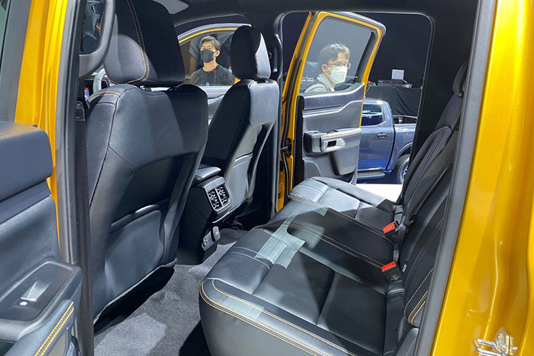 Tương tự Everest mới, Ford Ranger 2022 tại Thái Lan cũng dùng 2 loại động cơ cũ. Đầu tiên là máy dầu 4 xi-lanh, tăng áp đơn, dung tích 2.0L, tạo ra công suất tối đa 170 mã lực và mô-men xoắn cực đại 405 Nm. Động cơ kết hợp với hộp số tự động 6 cấp hoặc hộp số sàn 6 cấp. Bên cạnh đó là hệ dẫn động 1 cầu hoặc 2 cầu.