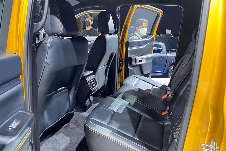 Tương tự Everest mới, Ford Ranger 2022 tại Thái Lan cũng dùng 2 loại động cơ cũ. Đầu tiên là máy dầu 4 xi-lanh, tăng áp đơn, dung tích 2.0L, tạo ra công suất tối đa 170 mã lực và mô-men xoắn cực đại 405 Nm. Động cơ kết hợp với hộp số tự động 6 cấp hoặc hộp số sàn 6 cấp. Bên cạnh đó là hệ dẫn động 1 cầu hoặc 2 cầu.