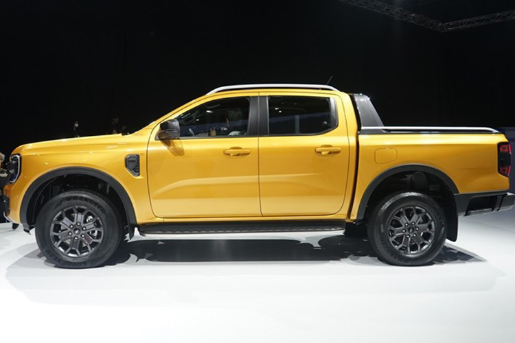 Ở thế hệ mới, mẫu xe bán tải Ford Ranger 2022 có kích thước cụ thể bao gồm chiều dài 5.370 mm, chiều rộng 1.918 mm, chiều cao 1.884 mm và chiều dài cơ sở 3.270 mm. So với thế hệ cũ, xe dài hơn 8 mm, rộng hơn 58 mm, cao hơn 54 mm và chiều dài cơ sở tăng 50 mm.
