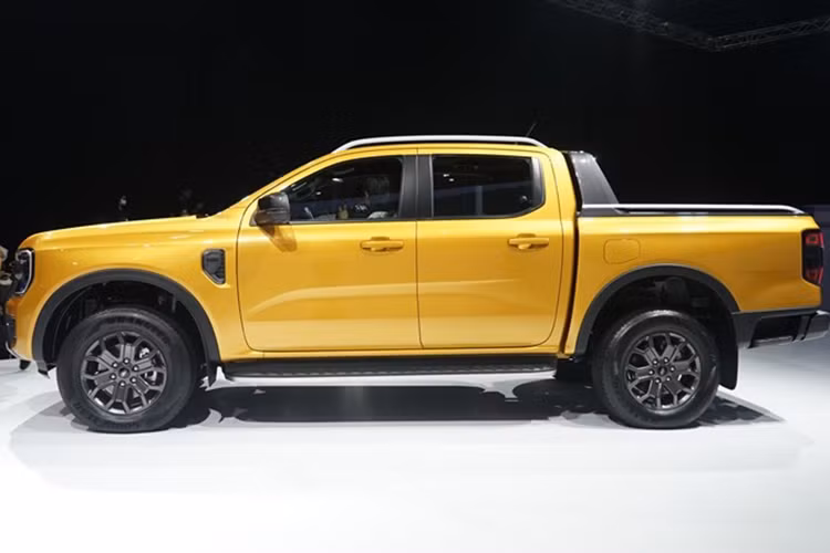 Ở thế hệ mới, mẫu xe bán tải Ford Ranger 2022 có kích thước cụ thể bao gồm chiều dài 5.370 mm, chiều rộng 1.918 mm, chiều cao 1.884 mm và chiều dài cơ sở 3.270 mm. So với thế hệ cũ, xe dài hơn 8 mm, rộng hơn 58 mm, cao hơn 54 mm và chiều dài cơ sở tăng 50 mm.