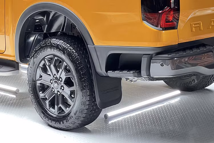 Trong khi đó, bản Wildtrak cao cấp nhất được trang bị tốt hơn với đèn pha Matrix LED tự động bật/tắt, chống lóa và chỉnh luồng sáng theo góc đánh lái. Đèn chờ dẫn đường tích hợp vào gương chiếu hậu, baga nóc, thanh vai bò trên thùng sau, ổ điện 12V và 230V trong thùng sau cũng như vành hợp kim 18 inch sơn màu tối cũng có trên bản này.