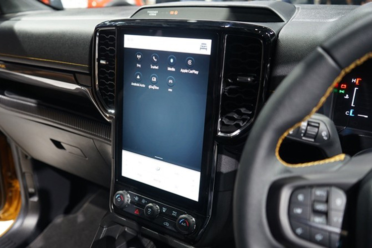 Để đảm bảo an toàn cho người dùng, Ford Ranger 2022 tại Thái Lan có những trang bị tiêu chuẩn như 6 túi khí, camera lùi, hệ thống chống bó cứng phanh ABS, phân bổ lực phanh điện tử EBD, cân bằng điện tử, kiểm soát lực kéo, hỗ trợ khởi hành ngang dốc, hệ thống ngăn lật xe và hệ thống kiểm soát hành trình.