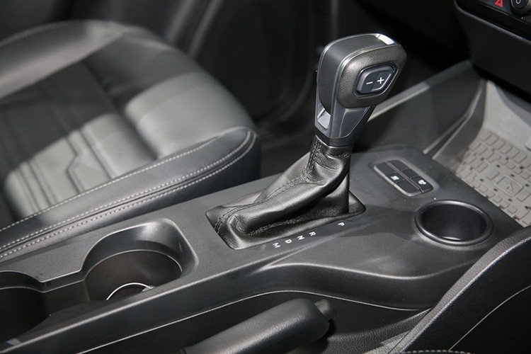 Thứ hai là máy dầu 4 xi-lanh, tăng áp kép, dung tích 2.0L, sản sinh công suất tối đa 210 mã lực và mô-men xoắn cực đại 500 Nm. Động cơ đi với hộp số tự động 10 cấp và hệ dẫn động 1 cầu hoặc 2 cầu. Bản cao cấp nhất của xe sẽ có 6 chế độ lái, bao gồm Normal, Economy, Towing, Slippery, Mud và Sand.