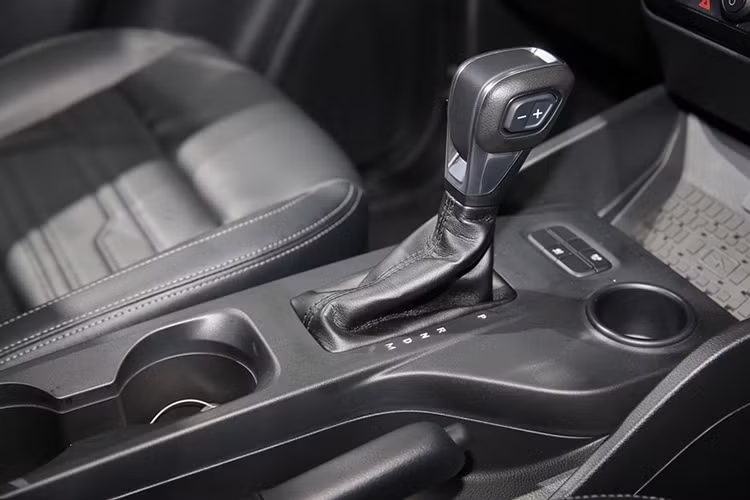 Thứ hai là máy dầu 4 xi-lanh, tăng áp kép, dung tích 2.0L, sản sinh công suất tối đa 210 mã lực và mô-men xoắn cực đại 500 Nm. Động cơ đi với hộp số tự động 10 cấp và hệ dẫn động 1 cầu hoặc 2 cầu. Bản cao cấp nhất của xe sẽ có 6 chế độ lái, bao gồm Normal, Economy, Towing, Slippery, Mud và Sand.