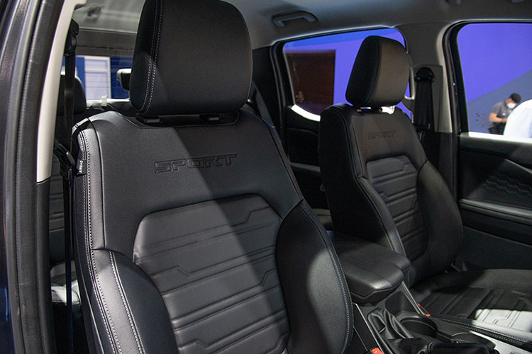 Riêng bản Wildtrak cao cấp nhất sẽ có 7 túi khí, hệ thống hỗ trợ đổ đèo, hệ thống cảnh báo va chạm khi lùi chuồng, hỗ trợ giữ làn đường, hỗ trợ phanh tự động tích hợp phát hiện người đi bộ, cảnh báo va chạm phía trước đi kèm hỗ trợ phanh, cảnh báo chệch làn đường, phát hiện điểm mù, cảnh báo phương tiện cắt ngang khi lùi, camera 360 độ, hỗ trợ phanh khi lùi, hỗ trợ đánh lái tránh va chạm và cảm biến khoảng cách phía trước.