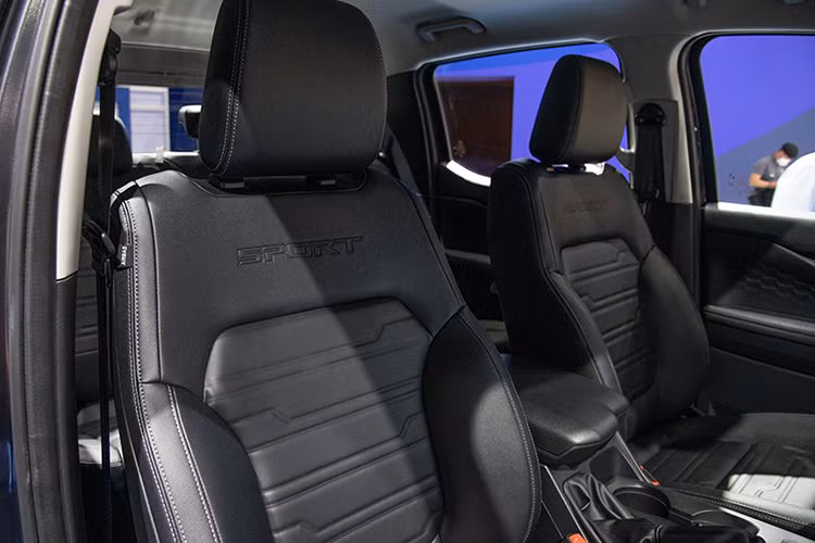 Riêng bản Wildtrak cao cấp nhất sẽ có 7 túi khí, hệ thống hỗ trợ đổ đèo, hệ thống cảnh báo va chạm khi lùi chuồng, hỗ trợ giữ làn đường, hỗ trợ phanh tự động tích hợp phát hiện người đi bộ, cảnh báo va chạm phía trước đi kèm hỗ trợ phanh, cảnh báo chệch làn đường, phát hiện điểm mù, cảnh báo phương tiện cắt ngang khi lùi, camera 360 độ, hỗ trợ phanh khi lùi, hỗ trợ đánh lái tránh va chạm và cảm biến khoảng cách phía trước.