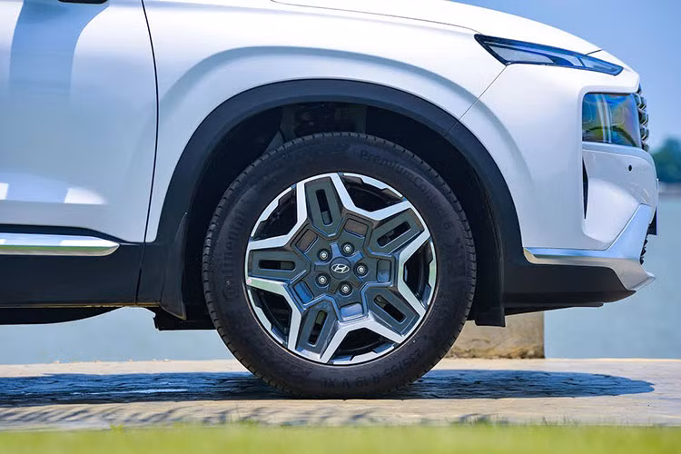 Bên phần thân xe, Hyundnai SantaFe New 2021 sở hữu bộ mâm hợp kim phong cách mới dnagj 5 chấu với kích thước từ 18-19 inch tùy chọn.