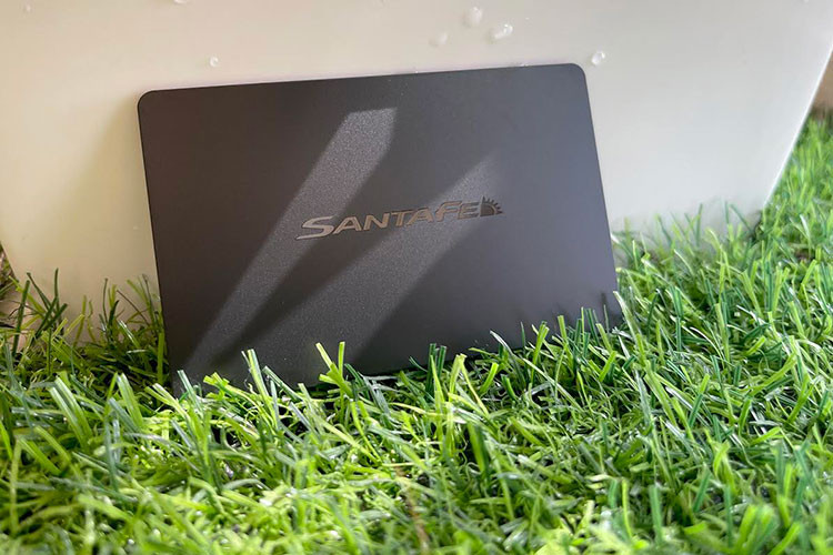 Theo đó, tấm thẻ nhựa có kích cỡ tương đương thẻ ATM, giao tiếp với xe thông qua công nghệ NFC. Với trang bị này, chủ nhân chiếc xe chỉ cần mang thẻ theo người là có thể sử dụng, vận hành, không bị vướng bởi các trang bị chìa khóa thông thường.